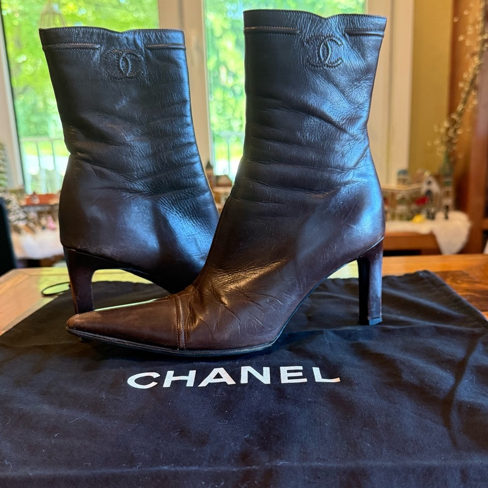 GORGEOUS VINTAGE CHANEL ANKLE BOOTS SIZE 35.5 (5.5) WITH STORAGE BAG!